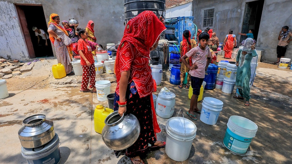 Delhi heatwave: Govt has ordered Rs 2,000 fine for water wastage (PC: PTI) Delhi heatwave: Govt has ordered Rs 2,000 fine for water wastage (PC: PTI)