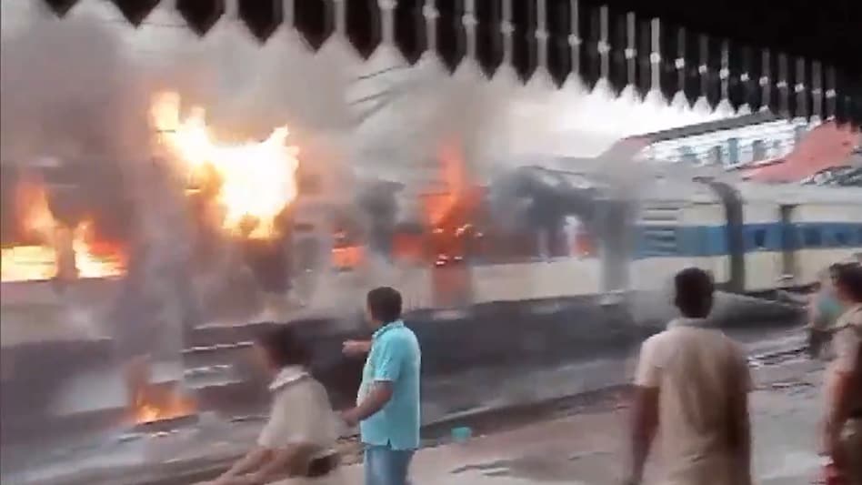 Watch! Major fire breaks out in Patna-Jharkhand passenger train coaches (Photo: ANI) Watch! Major fire breaks out in Patna-Jharkhand passenger train coaches (Photo: ANI)