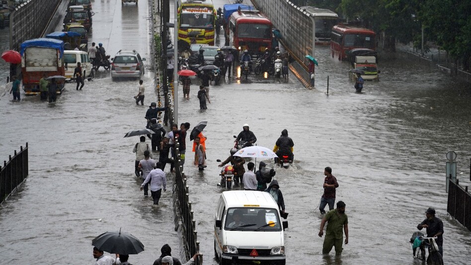 Mumbai rains: Downpour brings relief from heat; road cave-in hits traffic on Mumbai-Ahmedabad highway Mumbai rains: Downpour brings relief from heat; road cave-in hits traffic on Mumbai-Ahmedabad highway