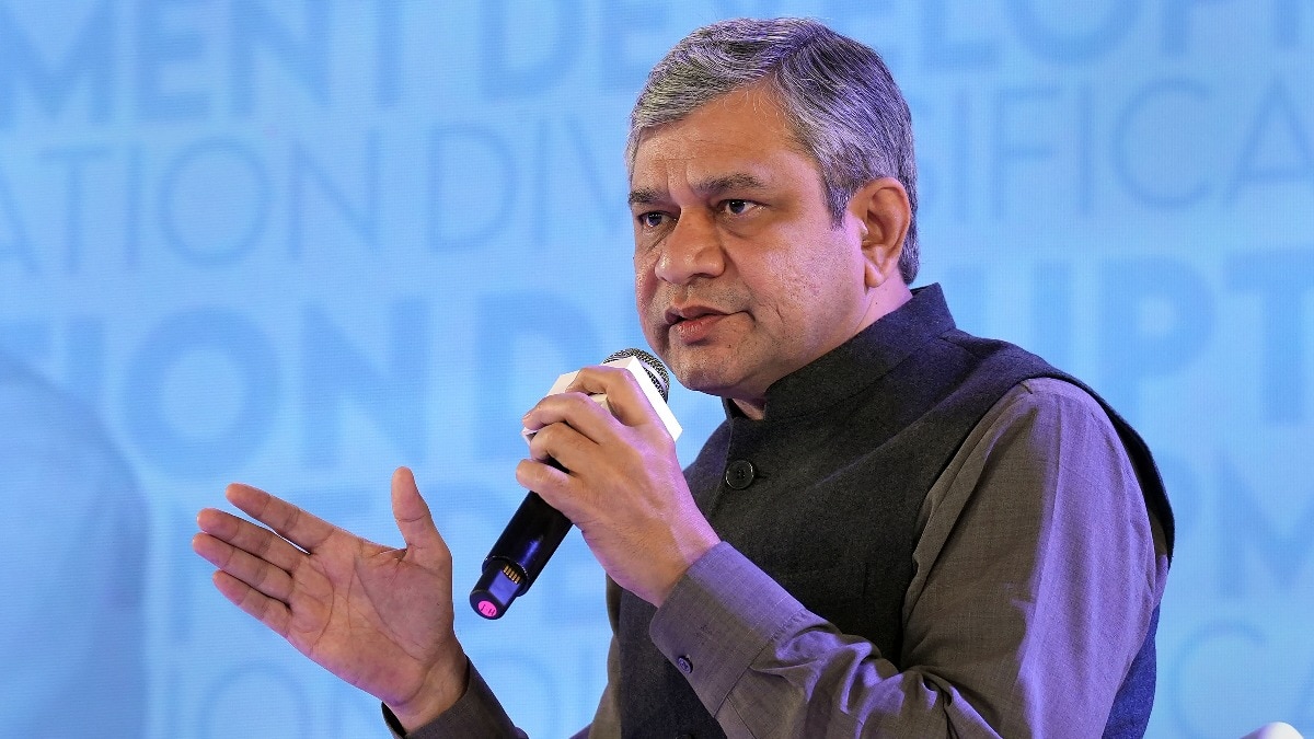 Modi Cabinet 3.0: Ashwini Vaishnaw takes charge as Railways Minister Modi Cabinet 3.0: Ashwini Vaishnaw takes charge as Railways Minister