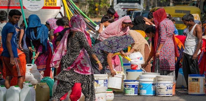 Delhi water crisis: SC asks Delhi govt to explain steps taken to manage water wastage Delhi water crisis: SC asks Delhi govt to explain steps taken to manage water wastage