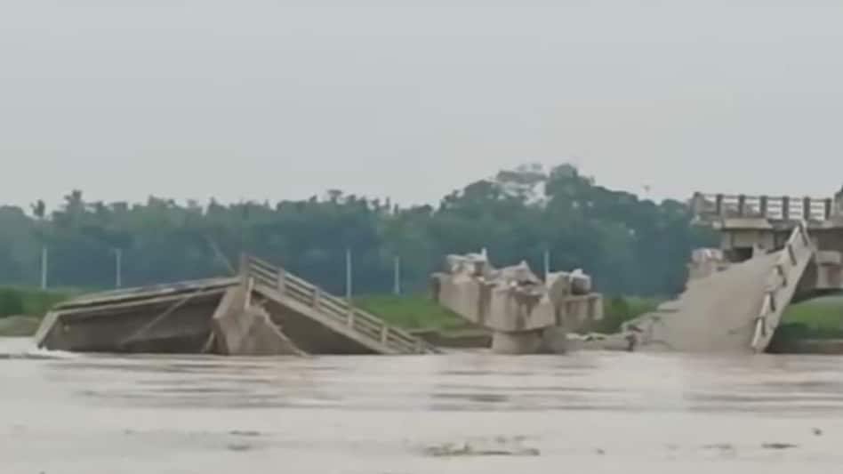 According to IANS, the Padariya bridge, connecting Araria's Sikhti and Kursakatta blocks, was built for 12 crores. According to IANS, the Padariya bridge, connecting Araria's Sikhti and Kursakatta blocks, was built for 12 crores.