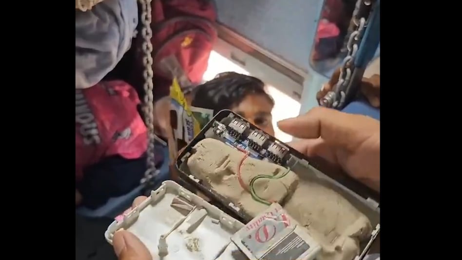 Man caught selling fake power banks on train (X/@Iamsankot) Man caught selling fake power banks on train (X/@Iamsankot)