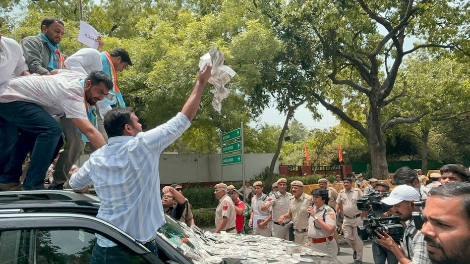 New Delhi: Members of National Students' Union of India (NSUI) stage a protest outside the residence of Union Education Minister Dharmendra Pradhan over the NEET-UG and UGC-NET examinations issue, in New Delhi, Thursday, June 20, 2024. (PTI Photo) New Delhi: Members of National Students' Union of India (NSUI) stage a protest outside the residence of Union Education Minister Dharmendra Pradhan over the NEET-UG and UGC-NET examinations issue, in New Delhi, Thursday, June 20, 2024. (PTI Photo)