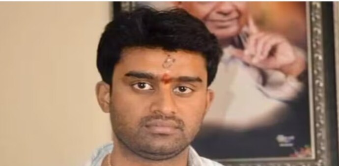 Suraj Revanna and his acquaintance Shivakumar also filed a complaint alleging that they were being blackmailed by two people over a "false sexual assault allegation". Suraj Revanna and his acquaintance Shivakumar also filed a complaint alleging that they were being blackmailed by two people over a "false sexual assault allegation".