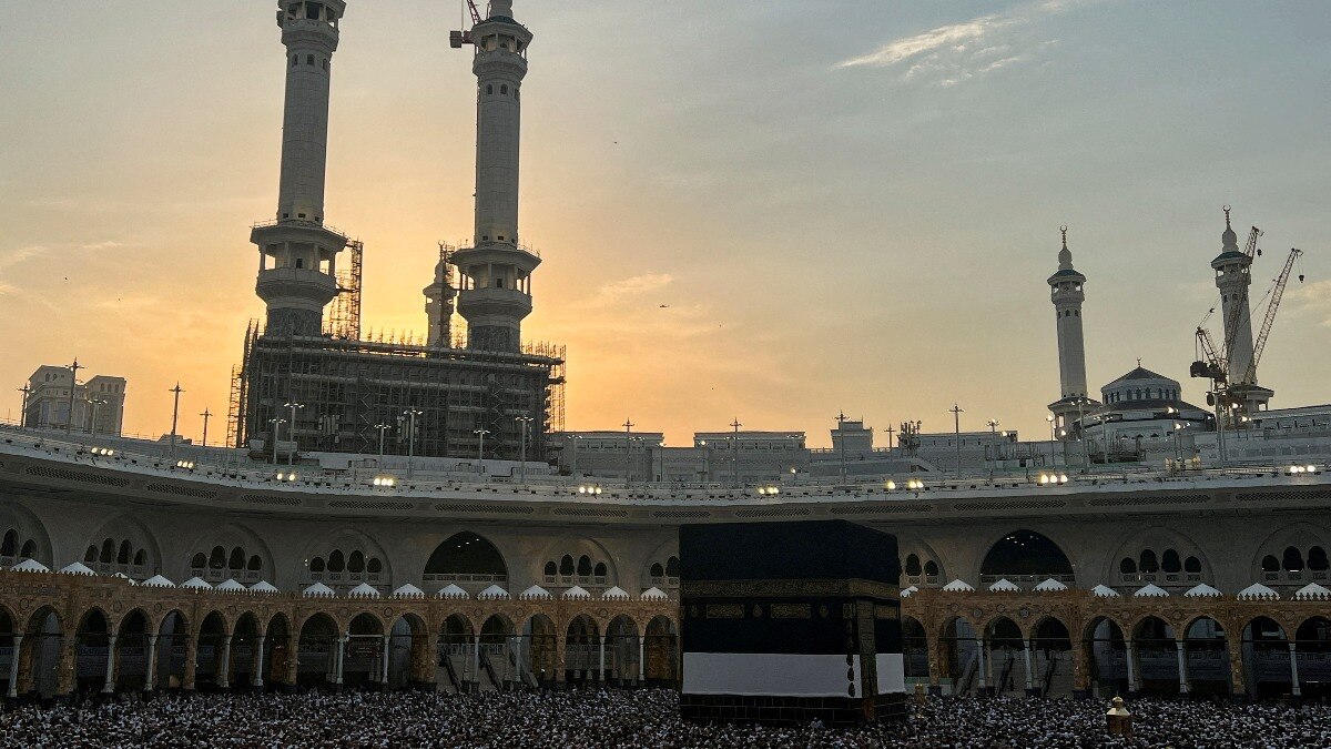 Egypt cracks down on tourism companies after haj deaths