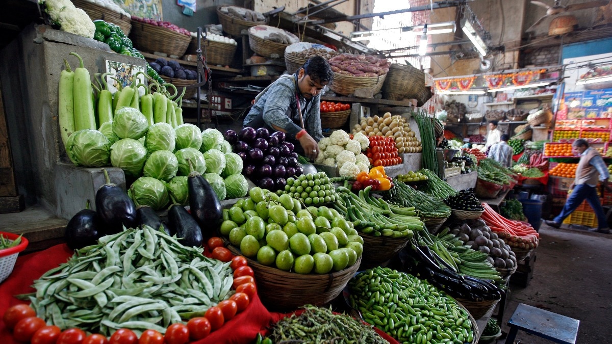 Several regions of India are grappling with this intense heatwave, which has drastically reduced vegetable supplies. Despite government efforts to curb food exports and lower import tariffs, these measures have had limited impact on the market. Several regions of India are grappling with this intense heatwave, which has drastically reduced vegetable supplies. Despite government efforts to curb food exports and lower import tariffs, these measures have had limited impact on the market.