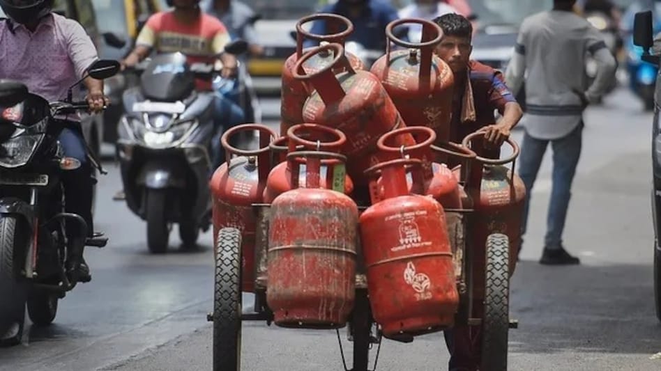 19 kg LPG cylinder price cut by Rs 30 from today 19 kg LPG cylinder price cut by Rs 30 from today