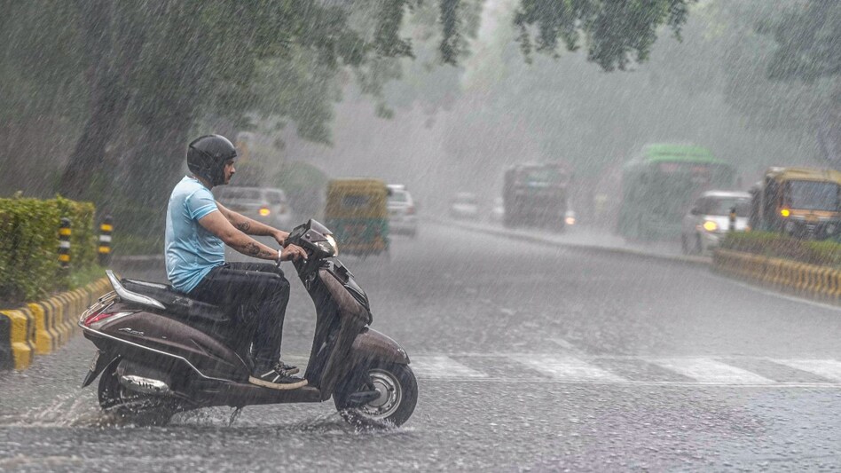 Delhi rains: AAP, BJP's war of words over waterlogging issue in national capital as IMD issues orange alert (PC: PTI) Delhi rains: AAP, BJP's war of words over waterlogging issue in national capital as IMD issues orange alert (PC: PTI)