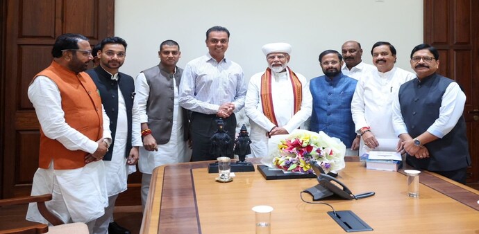 During the half-hour-long meeting, PM Modi discussed development work in Maharashtra. During the half-hour-long meeting, PM Modi discussed development work in Maharashtra.