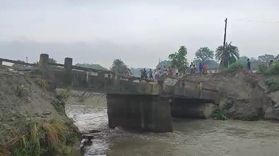 This is the second incident of bridge collapse in Siwan in the last 11 days. This is the second incident of bridge collapse in Siwan in the last 11 days.