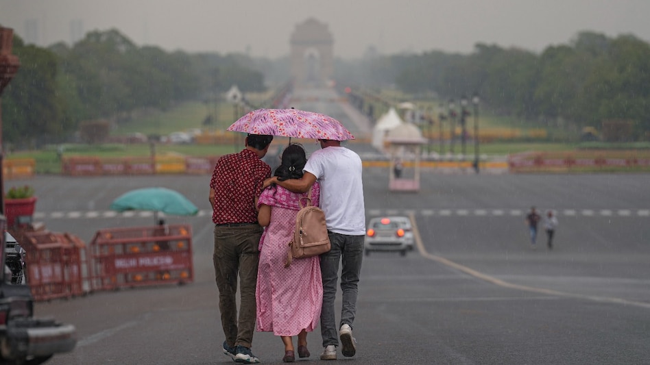 Delhi Weather: Light rain to happen today, heavy showers likely to take place on July 7,8 and 9 Delhi Weather: Light rain to happen today, heavy showers likely to take place on July 7,8 and 9