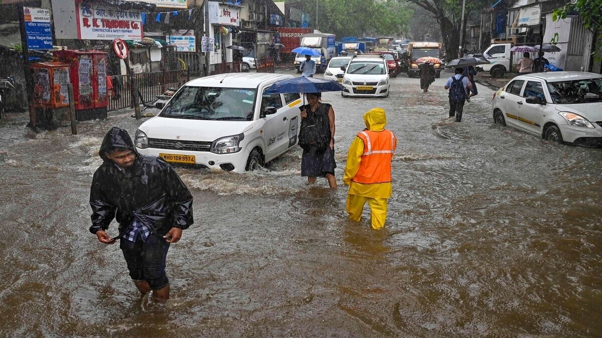 Mumbai continues to reel under the impact of heavy rains Mumbai continues to reel under the impact of heavy rains