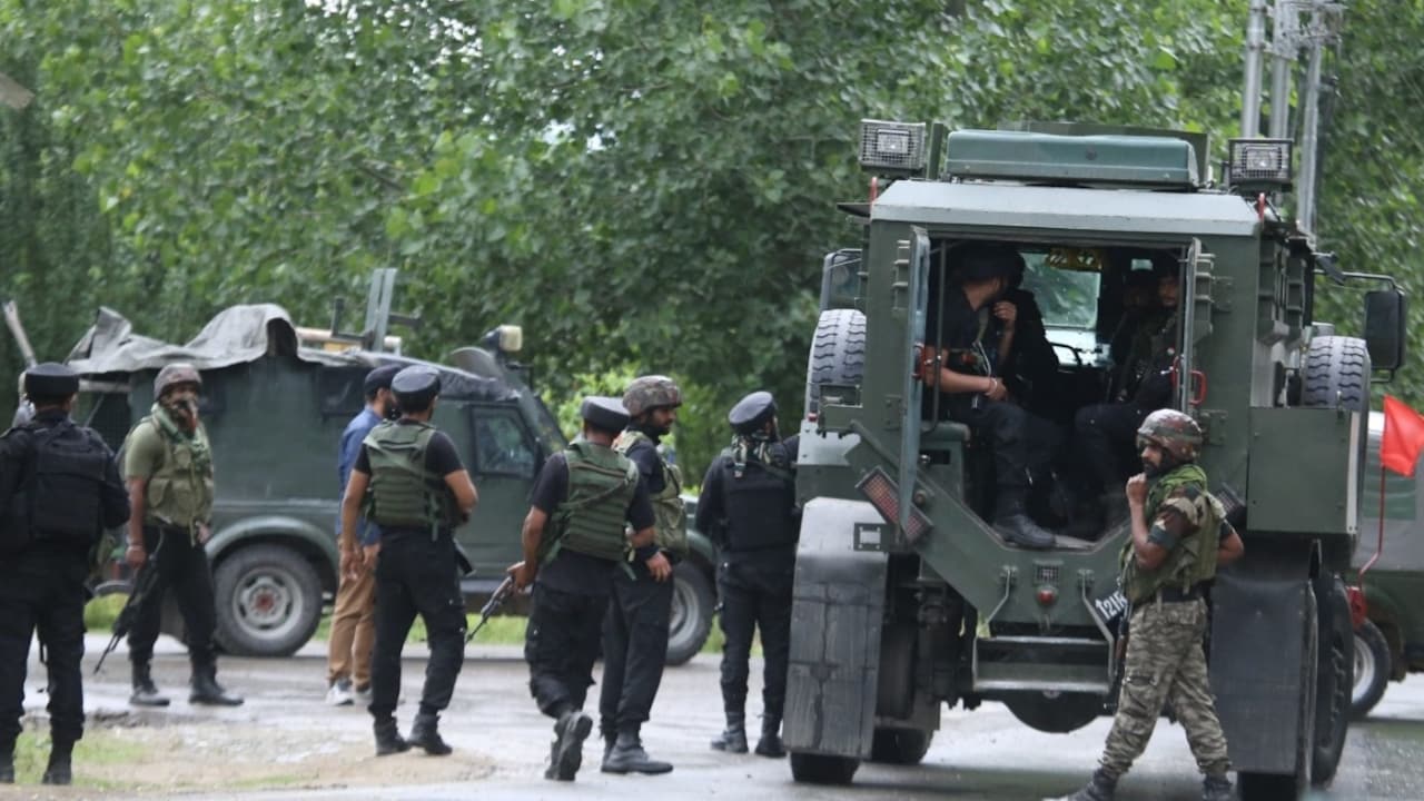 कठुआ में आतंकी हमले के बाद सुरक्षा कड़ी, पैरा कमांडो...
Security tightened after terrorist attack in Kathua, para commando...