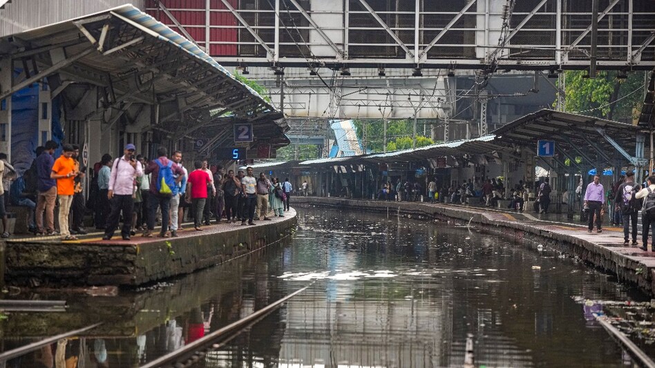 Mumbai rains: Flights, trains, BEST bus services impacted due to low visibility; University of Mumbai postpones exams Mumbai rains: Flights, trains, BEST bus services impacted due to low visibility; University of Mumbai postpones exams