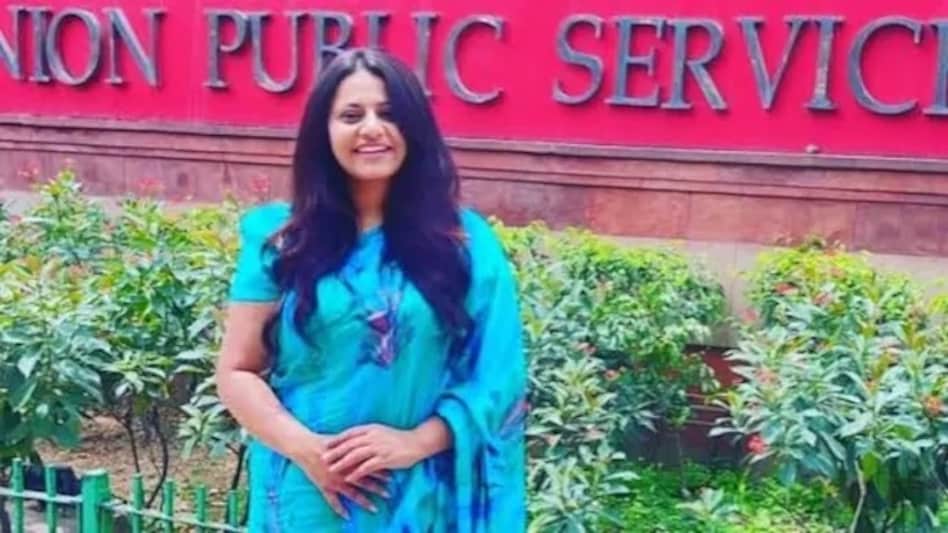 Puja Khedkar courted controversy when she used her private Audi car with a red-blue light and a VIP number plate Puja Khedkar courted controversy when she used her private Audi car with a red-blue light and a VIP number plate