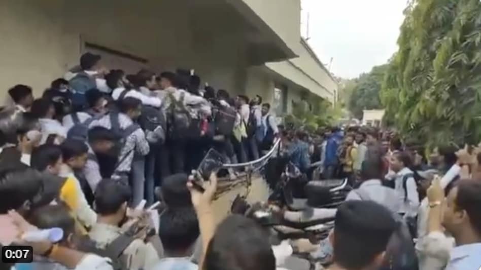 The interviews, scheduled across 10 locations, attracted an overwhelming number of candidates, far exceeding expectations. This led to a particularly chaotic situation at a hotel. The interviews, scheduled across 10 locations, attracted an overwhelming number of candidates, far exceeding expectations. This led to a particularly chaotic situation at a hotel.