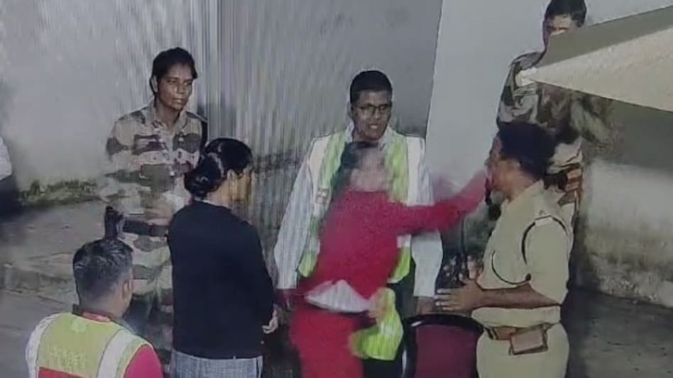 SpiceJet female staff member slapped a CISF personnel over argument on security check-up. SpiceJet female staff member slapped a CISF personnel over argument on security check-up.