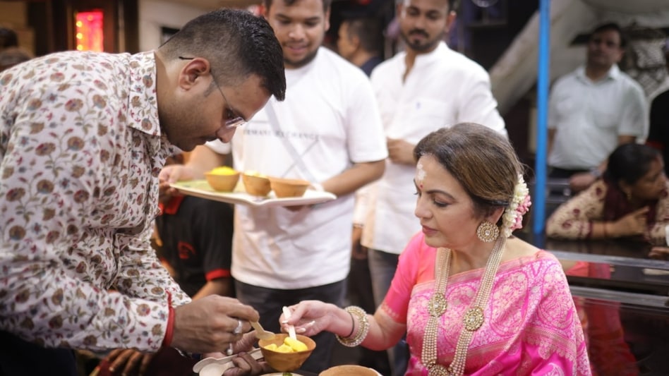 Nita Ambani eats Varanasi chaat Nita Ambani eats Varanasi chaat