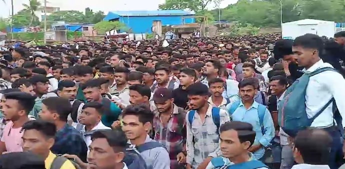 Thousands of people outside the recruitment office of Air India Airport Services Ltd in Mumbai on Tuesday. (Photo: Screengrab) Thousands of people outside the recruitment office of Air India Airport Services Ltd in Mumbai on Tuesday. (Photo: Screengrab)
