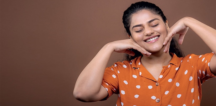 The rising trend of face yoga helps soften and relax your face muscles to alleviates tension and stress The rising trend of face yoga helps soften and relax your face muscles to alleviates tension and stress