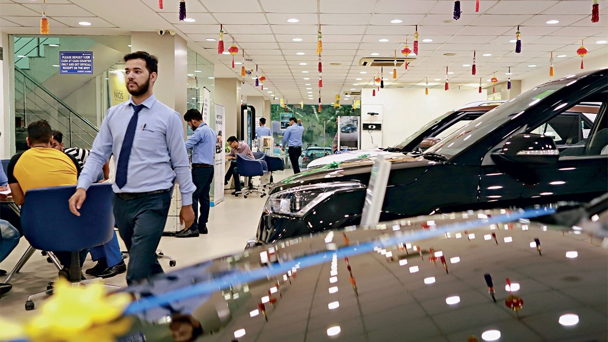 Domestic automakers are luring consumers with monsoon discounts. But such untimely concessions are a sign of rising inventory levels