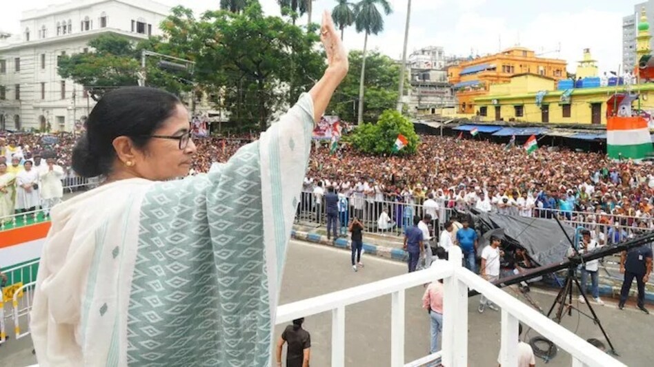 Mamata Banerjee also praised Samajwadi Party chief Akhilesh Yadav, who attended the event, for his party's strong performance in the Lok Sabha elections in Uttar Pradesh. Mamata Banerjee also praised Samajwadi Party chief Akhilesh Yadav, who attended the event, for his party's strong performance in the Lok Sabha elections in Uttar Pradesh.