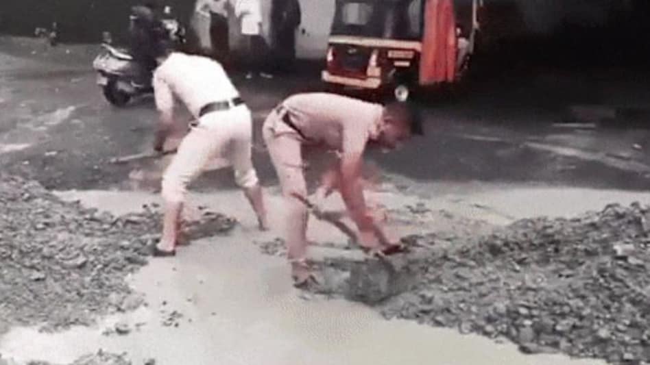 Mumbai police filling potholes Mumbai police filling potholes