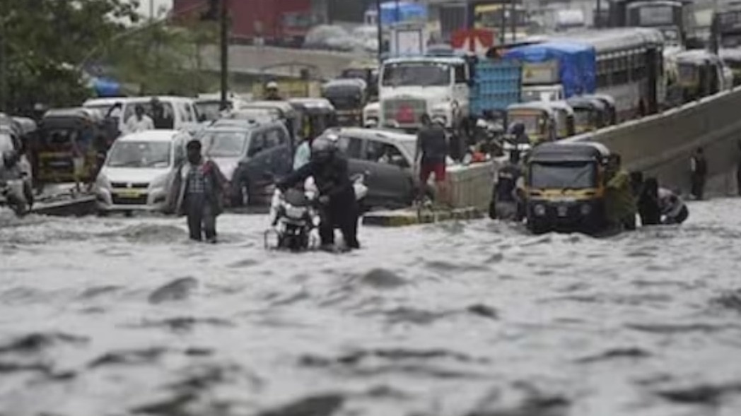 19 years to 26/7 in Mumbai: As heavy rains continue, a look-back to day when floods paralysed city that never sleeps 19 years to 26/7 in Mumbai: As heavy rains continue, a look-back to day when floods paralysed city that never sleeps