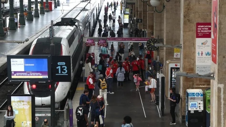 The sabotage resulted in mass cancellations, affecting 250,000 passengers, with expectations that over 800,000 will be impacted throughout the weekend The sabotage resulted in mass cancellations, affecting 250,000 passengers, with expectations that over 800,000 will be impacted throughout the weekend