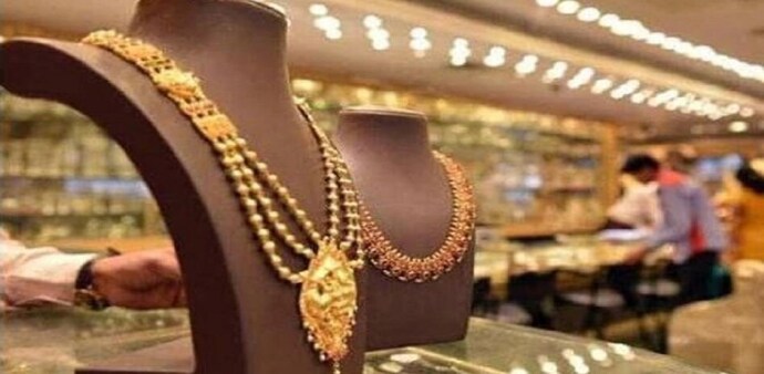 Staff member Vivek described the heist as highly organized, noting that the thieves made off with jewelry worth crores within 20 minutes. Staff member Vivek described the heist as highly organized, noting that the thieves made off with jewelry worth crores within 20 minutes.