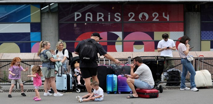 This incident follows recent attacks by unidentified arsonists on three high-speed train routes, which severely disrupted traffic just hours before the Opening Ceremony. This incident follows recent attacks by unidentified arsonists on three high-speed train routes, which severely disrupted traffic just hours before the Opening Ceremony.