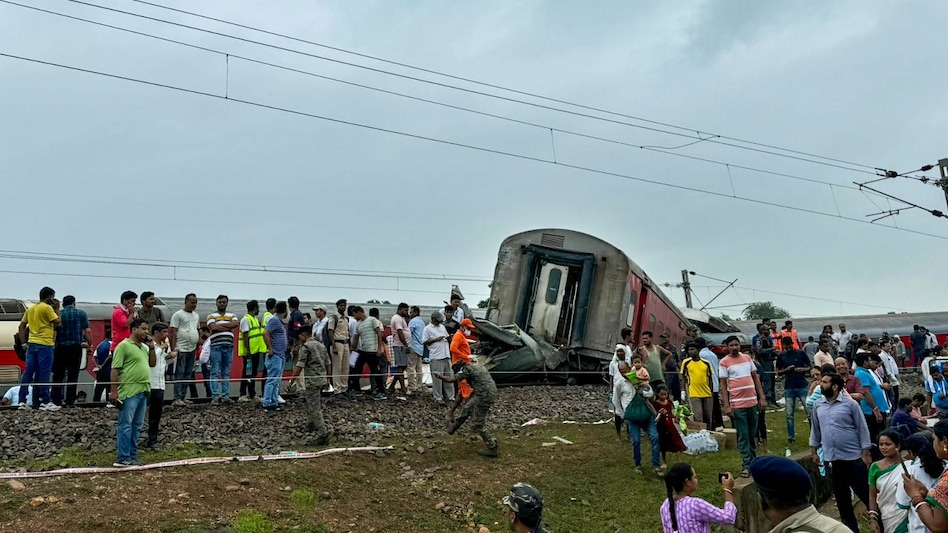 Rescue and relief work underway after the Mumbai-Howrah Mail derailed near Badabamboo in Seraikela-Kharsawan district of Jharkhand, early Tuesday, July 30, 2024 Rescue and relief work underway after the Mumbai-Howrah Mail derailed near Badabamboo in Seraikela-Kharsawan district of Jharkhand, early Tuesday, July 30, 2024