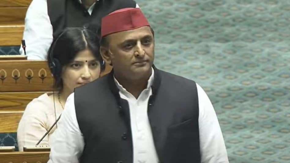 Akhilesh also mentioned that even the government in power agrees that Agniveer is not a good scheme as it has asked other state governments to give quota to Agniveers once they complete their 4 years. Akhilesh also mentioned that even the government in power agrees that Agniveer is not a good scheme as it has asked other state governments to give quota to Agniveers once they complete their 4 years.