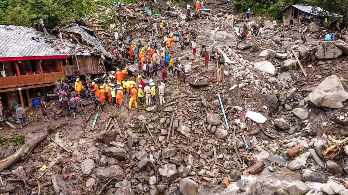 Heavy rainfall has led to cloudbursts, flash floods and landslides in Himachal Pradesh, Uttarakhand and Kerala. Heavy rainfall has led to cloudbursts, flash floods and landslides in Himachal Pradesh, Uttarakhand and Kerala.