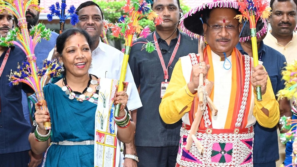 Attendees of the Hareli Tihar at the Chief Minister’s residence enjoyed a vibrant showcase of Chhattisgarh's folk culture. Attendees of the Hareli Tihar at the Chief Minister’s residence enjoyed a vibrant showcase of Chhattisgarh's folk culture.