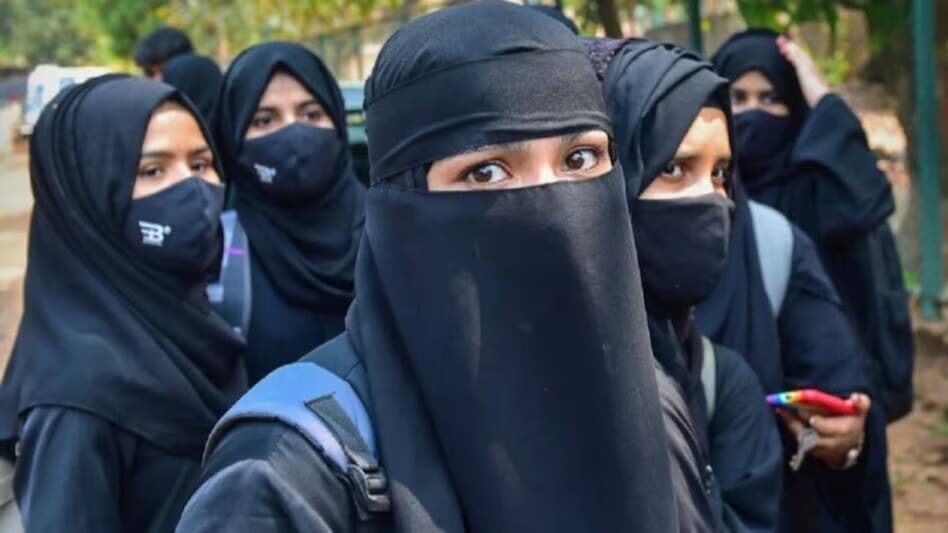 SC partially stays Mumbai college's ban on hijab and other religious attire SC partially stays Mumbai college's ban on hijab and other religious attire