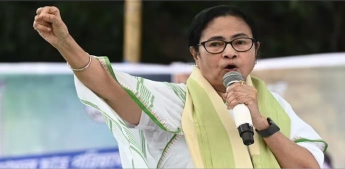 She said that the case will be transferred to the CBI if the Kolkata Police cannot crack the case by Sunday. She said that the case will be transferred to the CBI if the Kolkata Police cannot crack the case by Sunday.