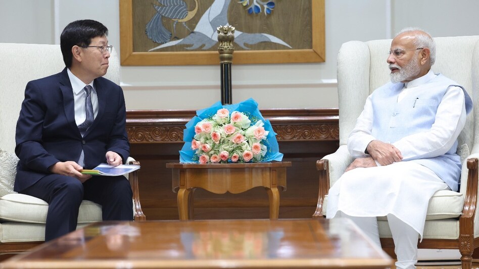 Young Liu, the Chairman of Hon Hai Technology Group (Foxconn) chatting with PM Narendra Modi (right) Young Liu, the Chairman of Hon Hai Technology Group (Foxconn) chatting with PM Narendra Modi (right)