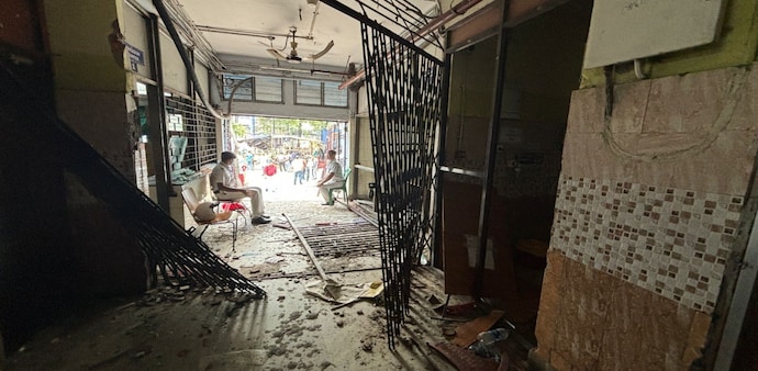 Mob vandalised RG Kar hospital on Wednesday night. Mob vandalised RG Kar hospital on Wednesday night.