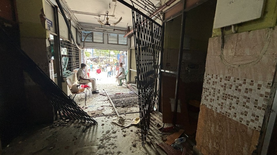 Mob vandalised RG Kar hospital on Wednesday night. Mob vandalised RG Kar hospital on Wednesday night.