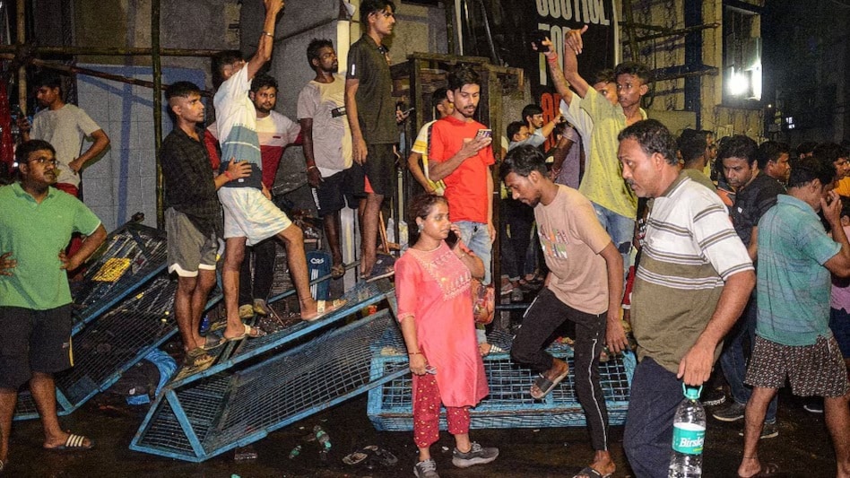 Several unidentified individuals forcibly entered RG Kar Hospital around 12:40 AM on Thursday and vandalised the hospital facilities amid the ongoing protest led by junior doctors in response to the murder of a PG trainee. Several unidentified individuals forcibly entered RG Kar Hospital around 12:40 AM on Thursday and vandalised the hospital facilities amid the ongoing protest led by junior doctors in response to the murder of a PG trainee.