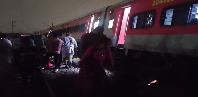 20 coaches of Sabarmati Express derail near Kanpur after collision with object on track 20 coaches of Sabarmati Express derail near Kanpur after collision with object on track