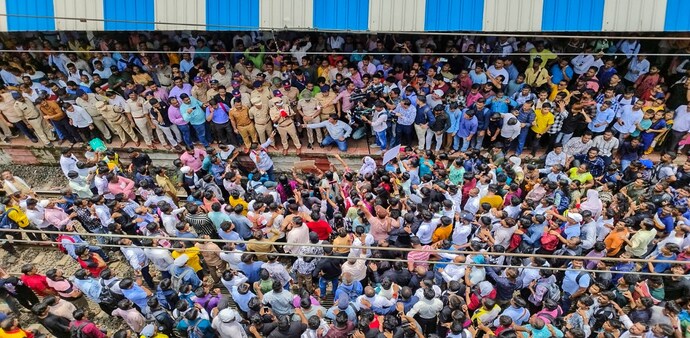 Badlapur sexual assault case: Massive protests take place at Badlapur station, disrupting train services Badlapur sexual assault case: Massive protests take place at Badlapur station, disrupting train services