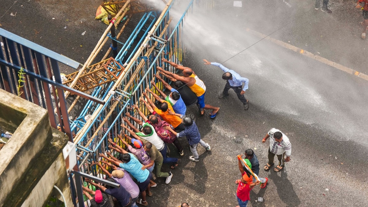 Kolkata Police arrest 126 protesters during 'March to Nabanna', TMC alleges, 'they were not...' Kolkata Police arrest 126 protesters during 'March to Nabanna', TMC alleges, 'they were not...'