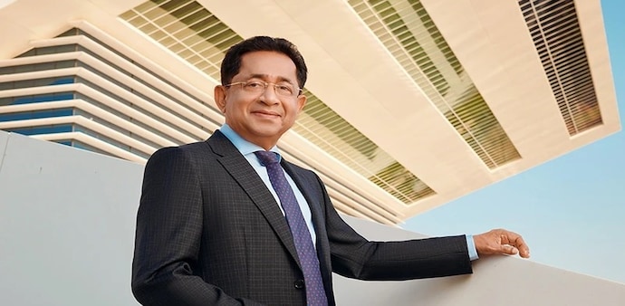 This moment of unexpected dismissal didn’t deter him; instead, it fueled his resolve. Feeling slighted, Alukkas made an impulsive decision to purchase the Rolls-Royce on the spot. This moment of unexpected dismissal didn’t deter him; instead, it fueled his resolve. Feeling slighted, Alukkas made an impulsive decision to purchase the Rolls-Royce on the spot.