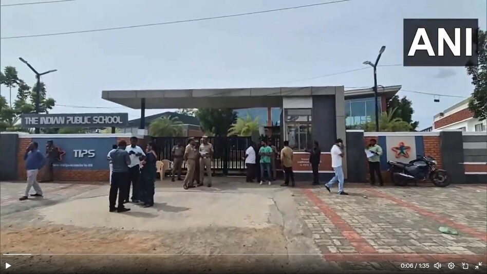 Trichy bomb disposal squads and sniffer dogs were rushed to the school to search for the bomb. (Photo: ANI screengrab) Trichy bomb disposal squads and sniffer dogs were rushed to the school to search for the bomb. (Photo: ANI screengrab)