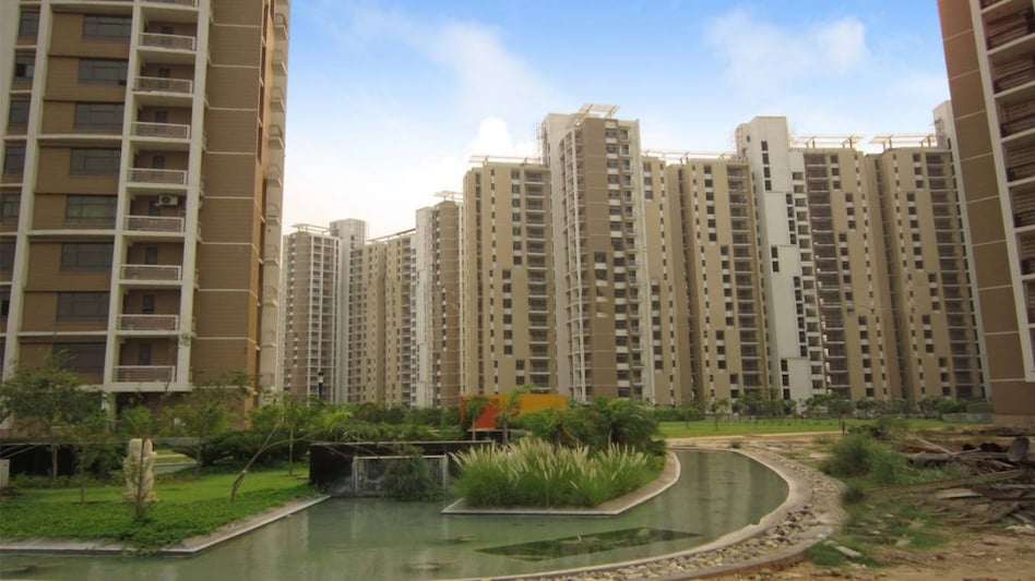In Noida, Unitech has about 471 acres of land for its three major projects. In Noida, Unitech has about 471 acres of land for its three major projects.