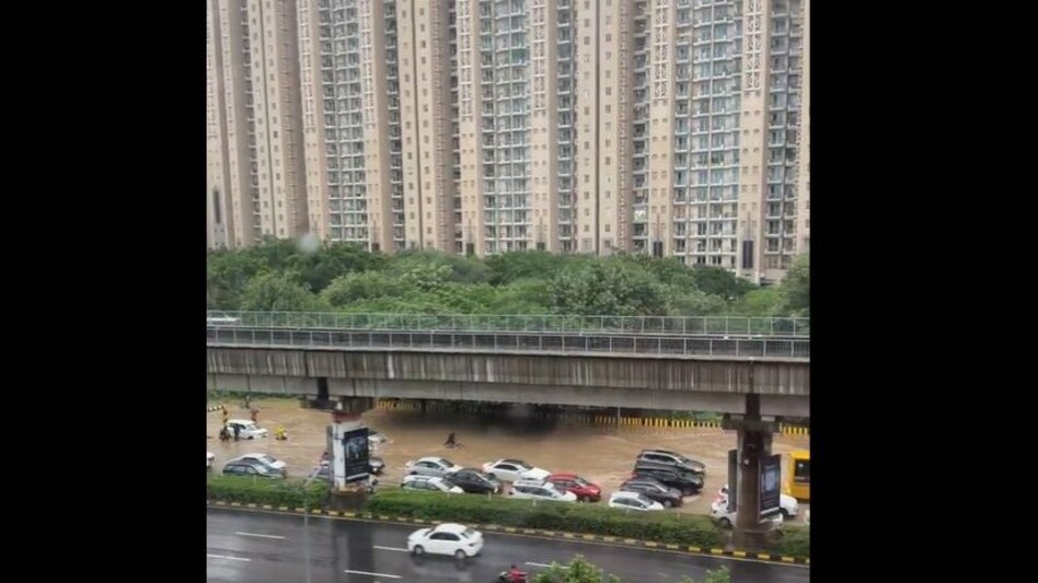 The heavy rainfall led to water levels rising rapidly, inundating the streets and basement parking areas of many residential complexes. The heavy rainfall led to water levels rising rapidly, inundating the streets and basement parking areas of many residential complexes.