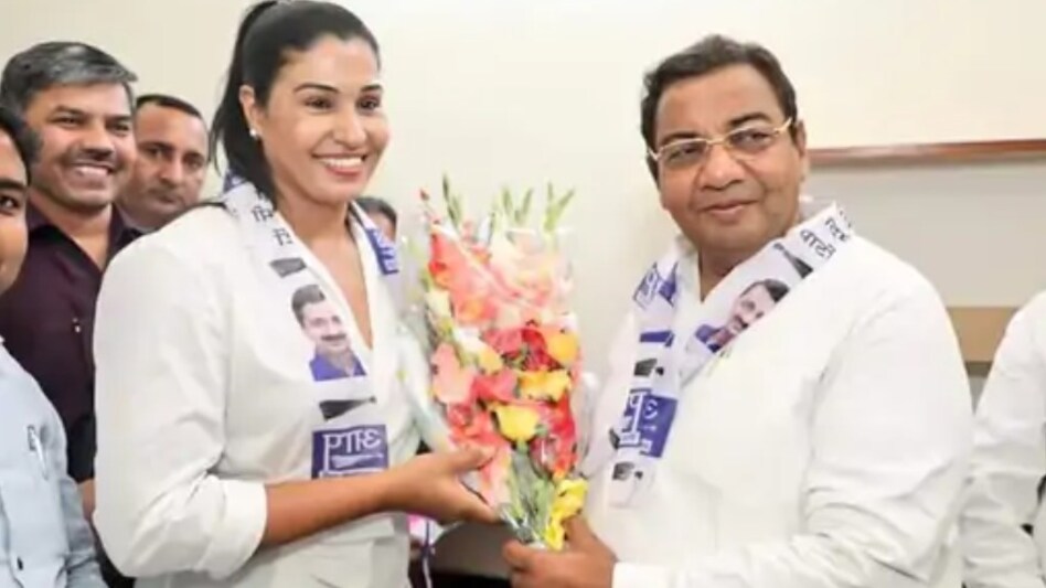 AAP's Kavita Dalal to take on Vinesh Phogat AAP's Kavita Dalal to take on Vinesh Phogat